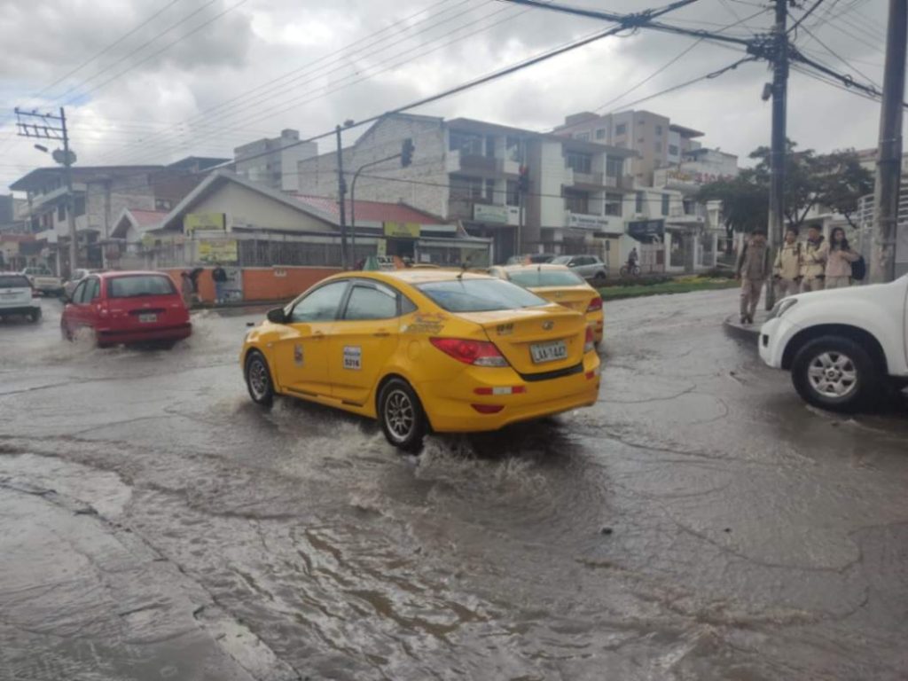 Calles como la Mercadillo y Ramón Pinto fueron blanco de inundaciones.