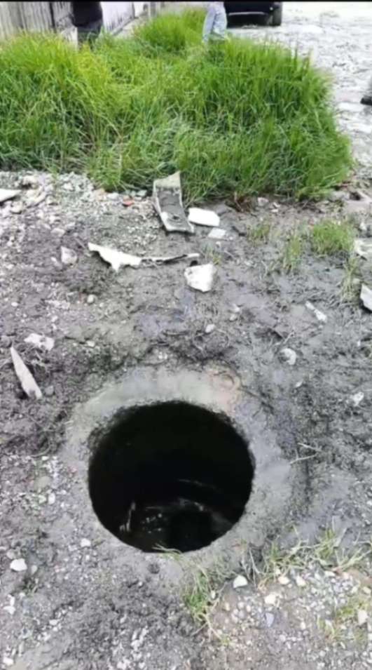 Obreros desbloquearon las alcantarillas, pero, igual, dejaron sin tapa alguna.