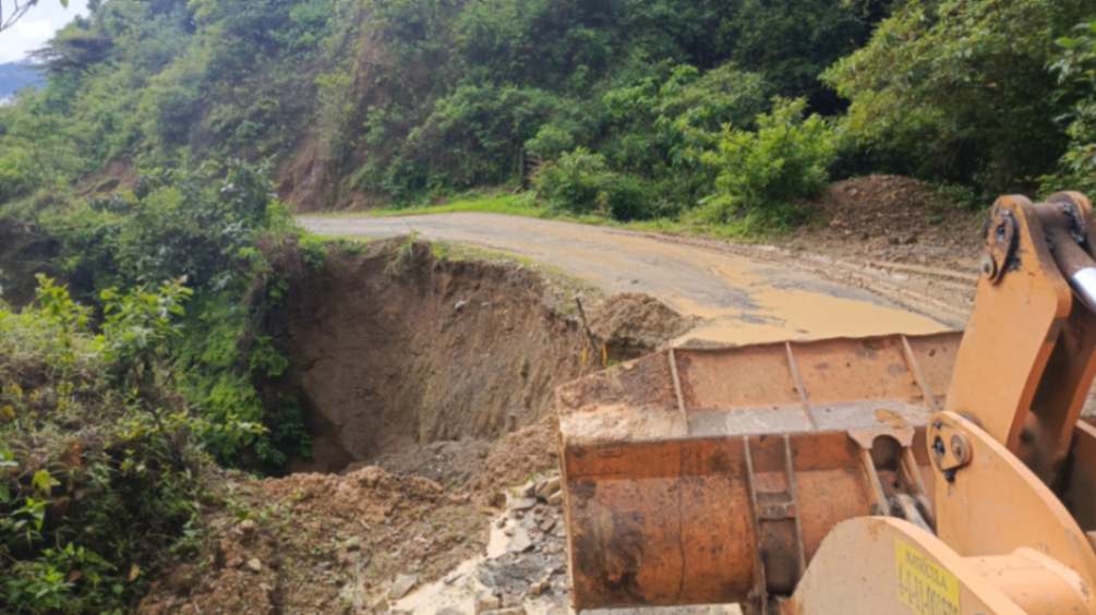 La vía Sozoranga-Nueva Fátima se encuentra en estado deplorable.