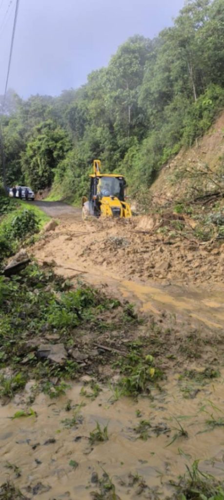 Nuevos deslaves se produjeron ayer en la vía a Nueva Fátima, cuyos 813 moradores soportan una serie de vicisitudes. Equipo del Municipio apoya.