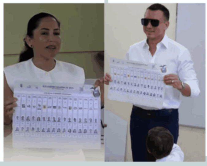 Los presidenciables Luisa González y Daniel Noboa Azin, tras el sufragio, mostraron las papeletas.