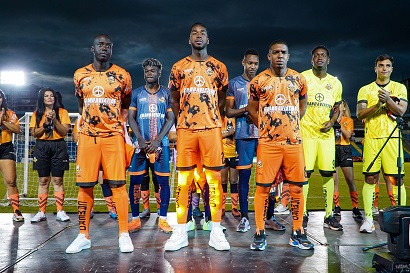 Se mantiene el color naranja en la vestimenta.