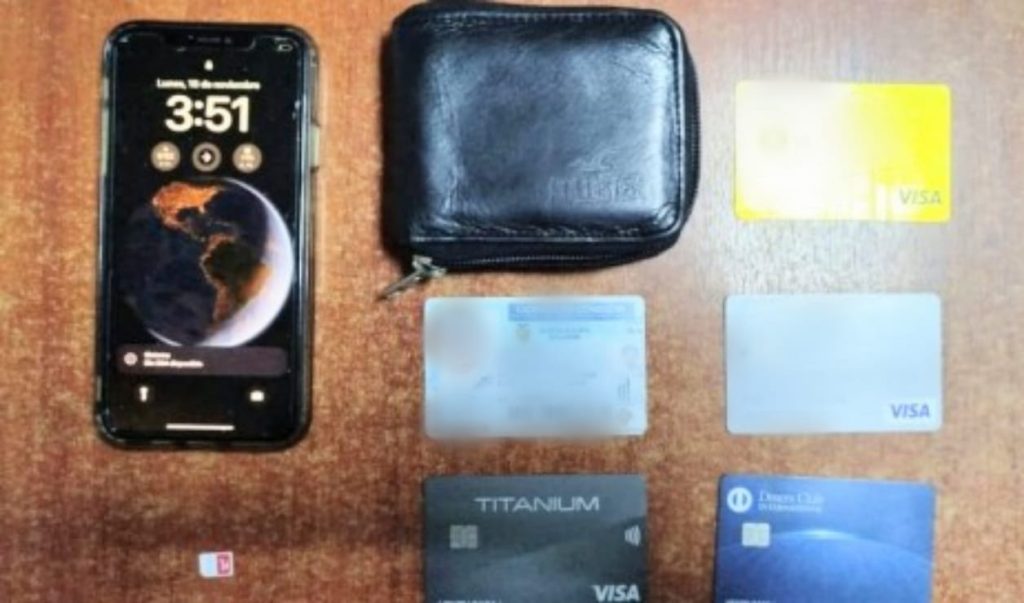 El teléfono y la billetera que Jonathan T. M. robó por la fuerza.