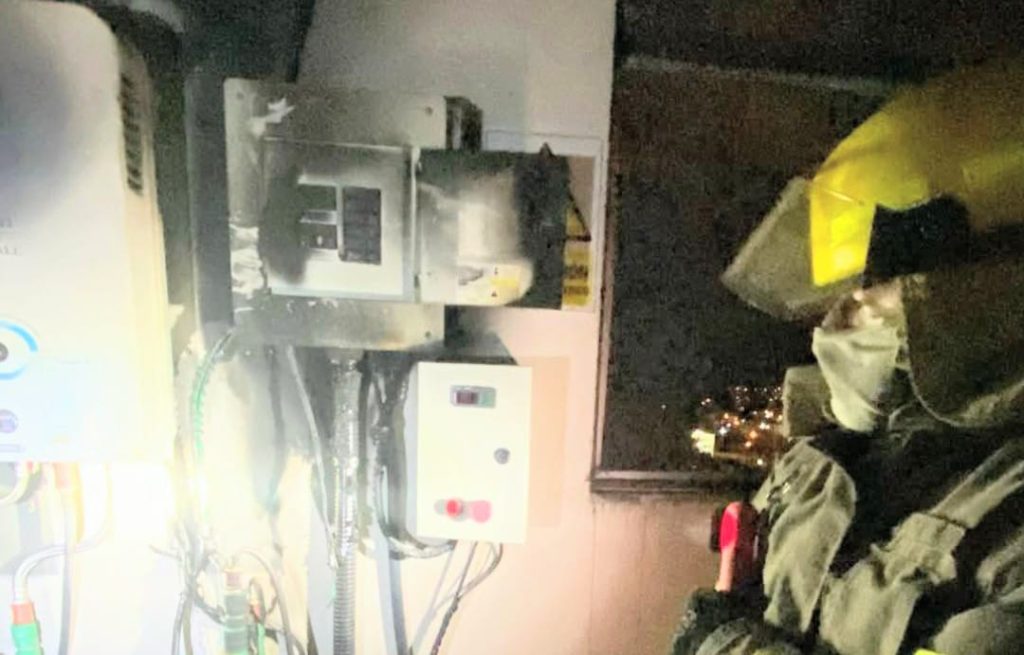 El fuego inició cuando unos cables del cuarto de máquinas de ese hotel se encendieron.