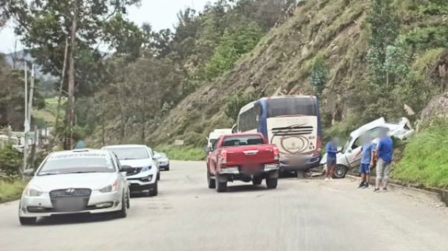 Tras el choque el vehículo pequeño se trepó a una ladera.