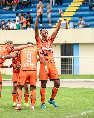 La hinchada lojana de Libertad disfrutó de un compromiso.
