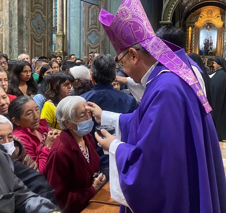 Un gran número de personas acudió a la eucaristía que celebró monseñor Walter Heras Segarra, obispo de la Diócesis de Loja.