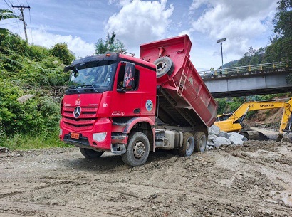 Los trabajos se cumplen con presencia de maquinaria y personal.