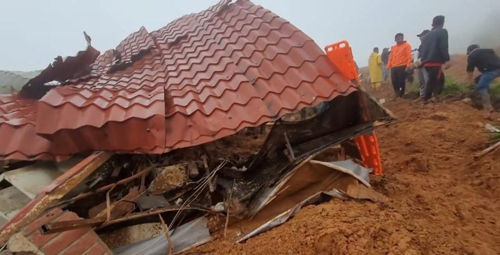Una vivienda fue sepultada por un deslave en la ciudad de Celica. (Fotografía Galo Humberto Córdova)