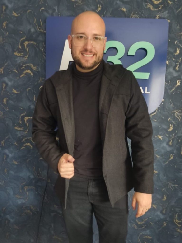 El cantautor, que ahora luce una nueva imagen, tiene a su haber más de 20 años de experiencia.