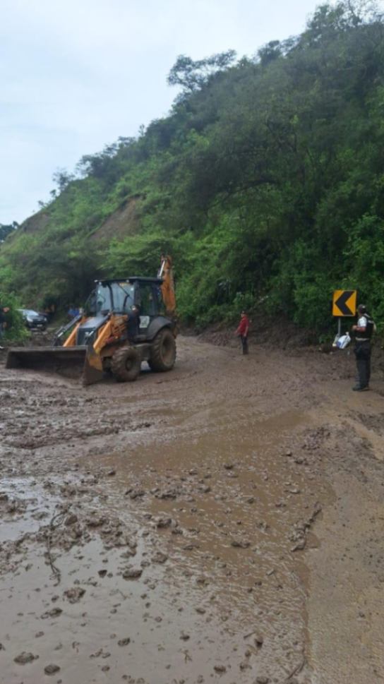 Las carreteras se encuentran en mal estado, especialmente de acceso a las parroquias.