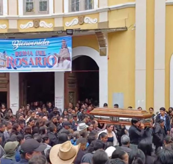 La inhumación de los restos mortales de las hermanas de Celica se realizó el último lunes, 3 de marzo de 2025. (Fotografía cortesía: Flash Informativo Celica)