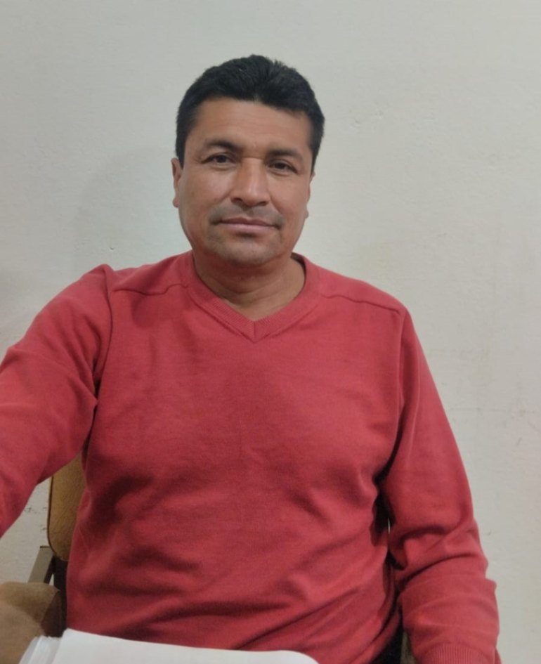 Julio César Peña Flores, presidente de la UNE-Loja, manifiesta que un préstamo se constituye en una ayuda importante para esta clase.