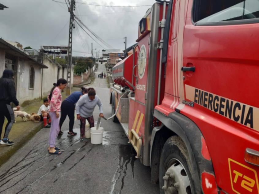 En los barrios Reinaldo Espinoza, Colinas Lojanas, Monseñor Alberto Zambrano, entre otros, se dota de agua por medio de tanqueros.