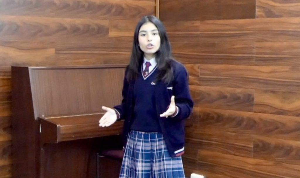 La joven es alumna de la Unidad Educativa Fiscomisional Calasanz, de la ciudad de Loja.