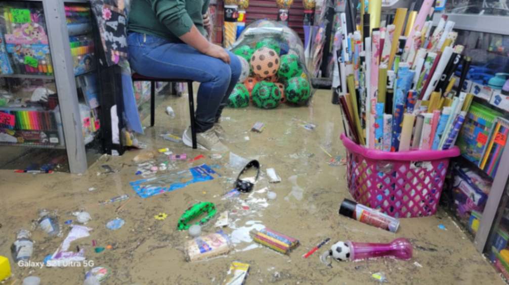 Varios locales comerciales de las inmediaciones del mercado Mayorista se inundaron.   