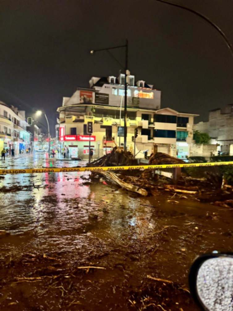 El centro de la ciudad quedó lleno de material arrastrado por las aguas del río Malacatos.