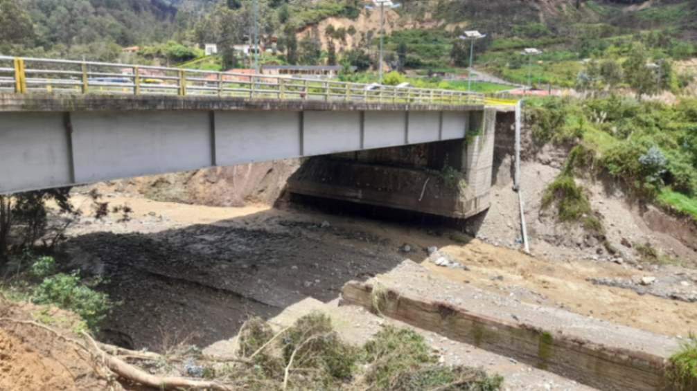 El puente se encuentra ubicado en el barrio El Capulí, al sur de la ciudad de Loja.