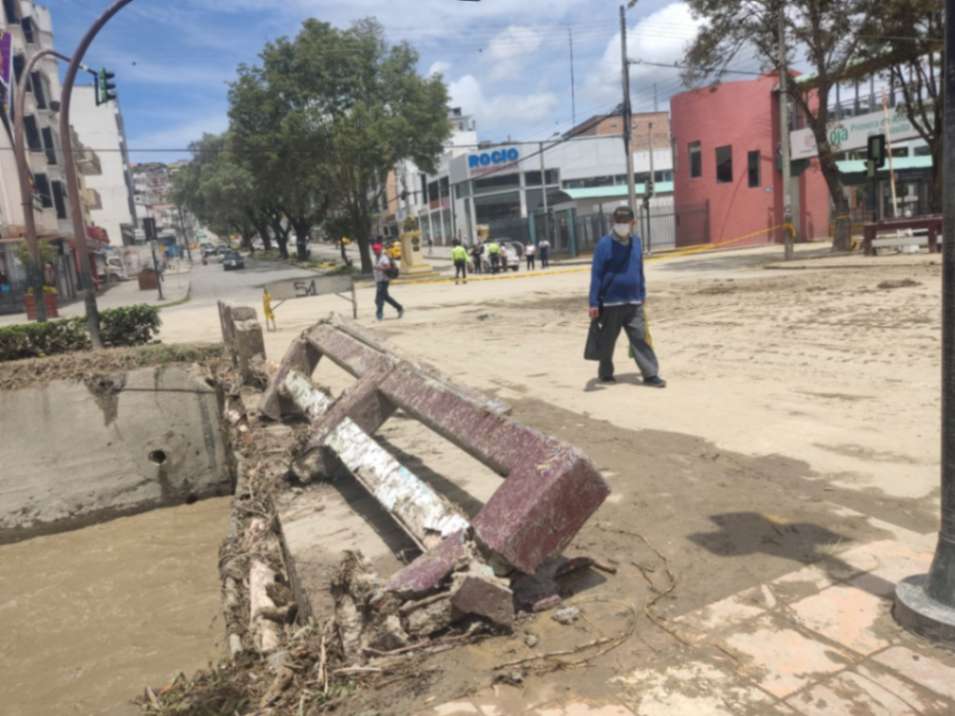 La fuerza del agua destruyó el pasamano sur del puente sobre el río Malacatos, ubicado en la calle Mercadillo, entre las avenidas Universitaria y Manuel Agustín Aguirre.