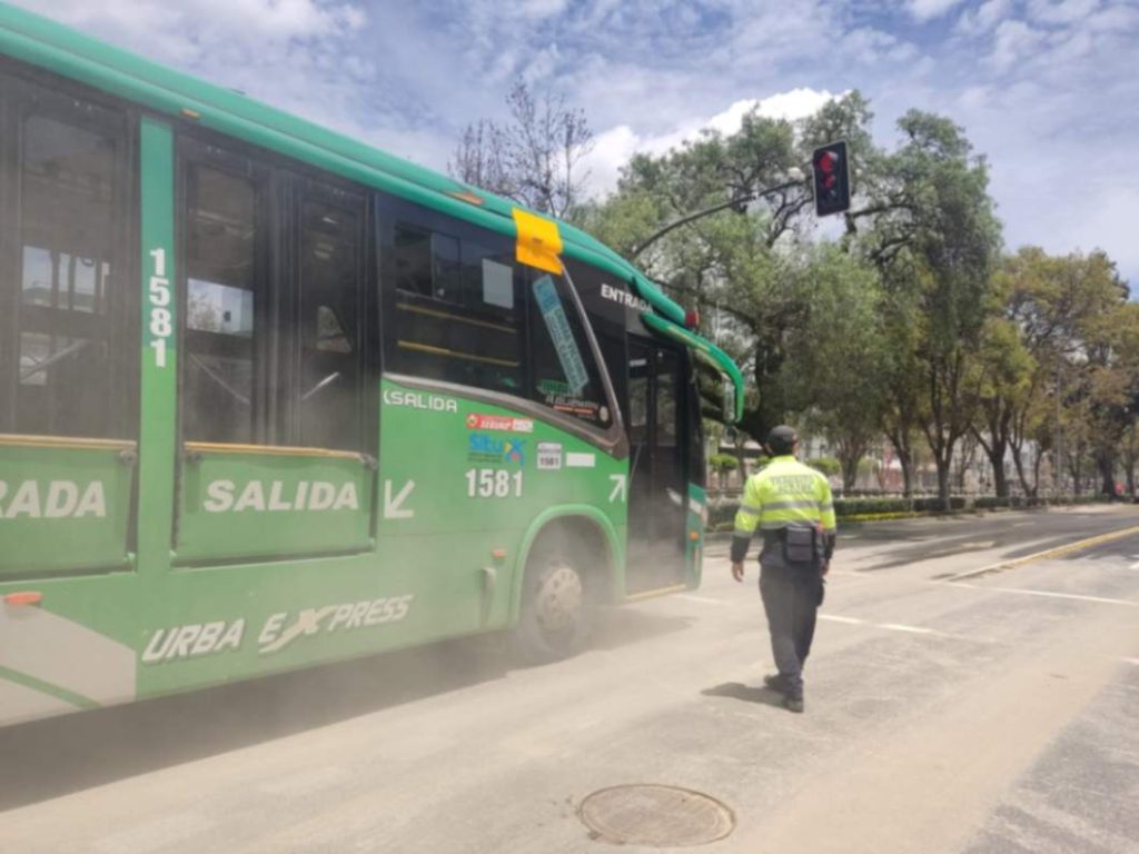 Bajo un fuerte sol y un abundante polvo, un agente de control dirigió el tránsito, en la avenida Universitaria.