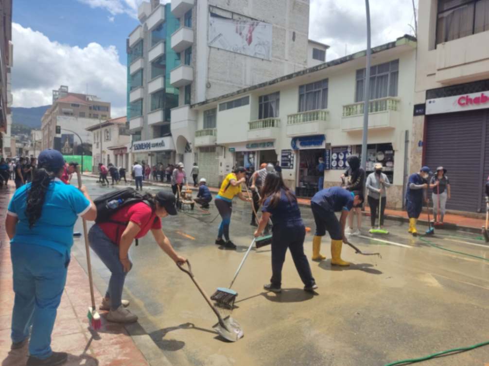 Comerciantes y moradores de la calle Azuay, con equipo en la mano, procedieron a limpiar la zona.