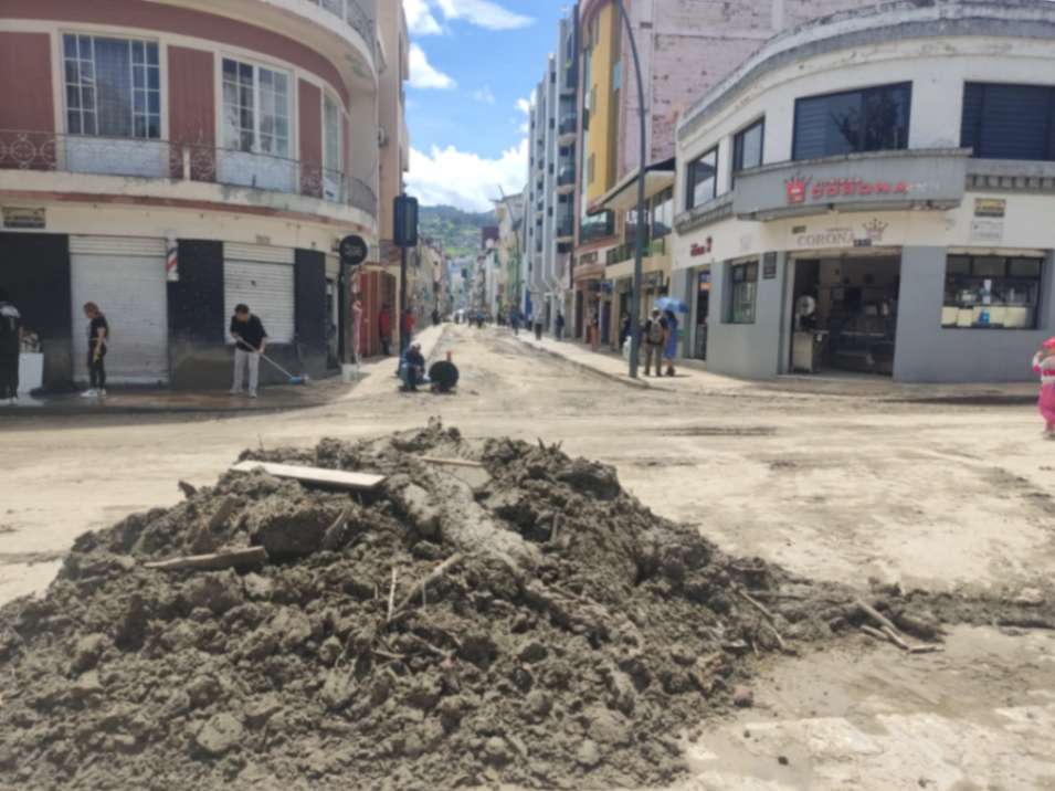 En la ‘José Antonio Eguiguren’ fueron acumulando el material que dejó a su paso uno de los ‘juguetones riachuelos’ de Loja.