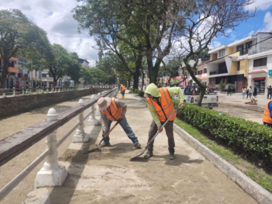 Los obreros municipales sin perder un solo minuto procedieron a limpiar la acera de la parte regenerada.