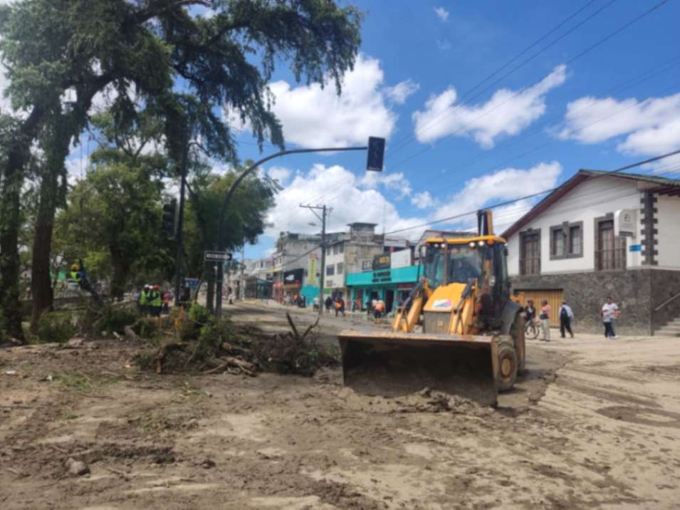 Fue necesaria maquinaria para retirar el lodo y las ramas que echó el afluente sobre la avenida Manuel Agustín Aguirre.