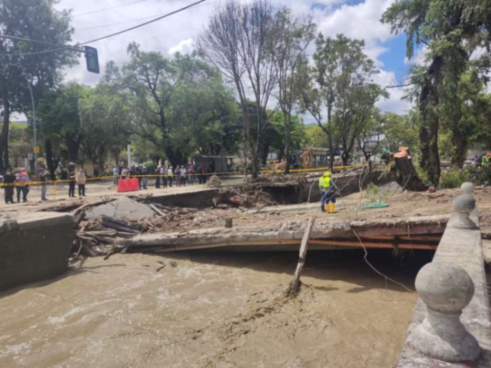 El tradicional puente de la ‘Imbabura’ quedó reducido a escombros.