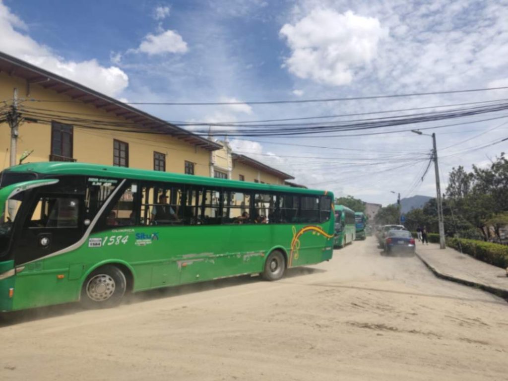 La calle que corre paralela al hospital Isidro Ayora fue usada como alterna para la circulación de los buses urbanos.