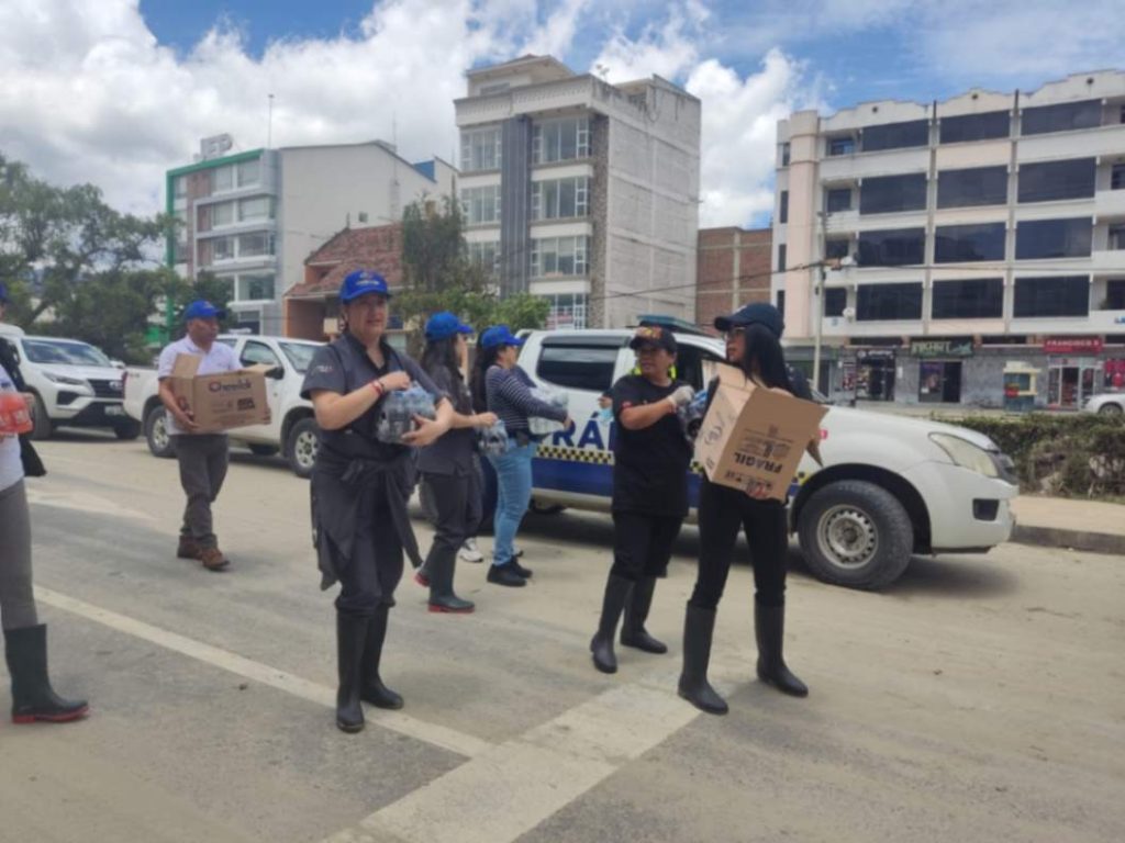 A eso de las 12:00, al sector de la ‘Mercadillo’, llegaron servidores municipales con refrescos, emparedados y una gorra. Los distribuyeron entre los obreros que trabajaban en ese sitio.