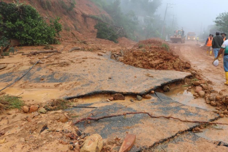 La vía denominada panamericana, en el sector La Alborada, se encuentra en malas condiciones.  