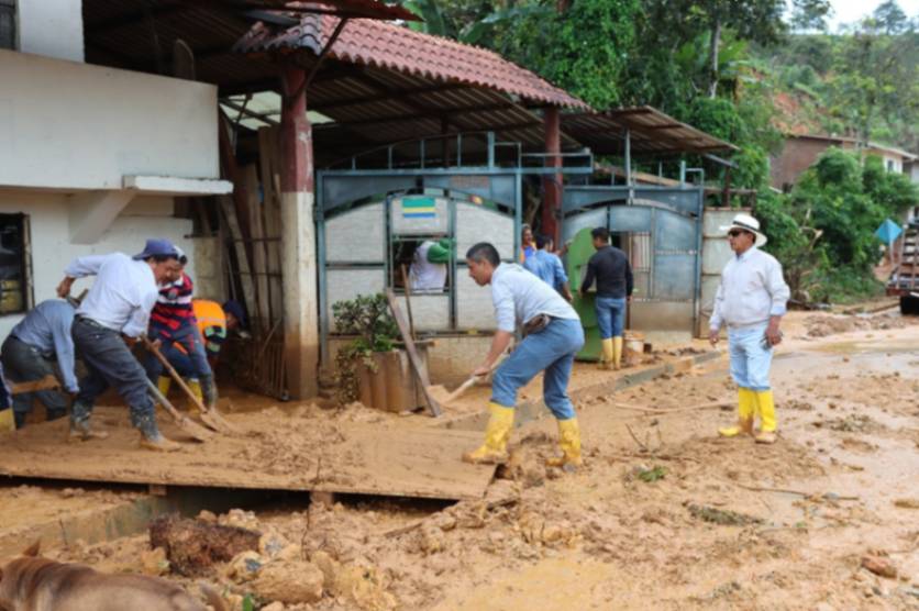 El personal municipal evacua el lodo del barrio Cristo del Consuelo.