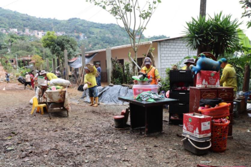 Moradores del barrio Rojas colaboran con la evacuación de los enseres de una familia damnificada. 
