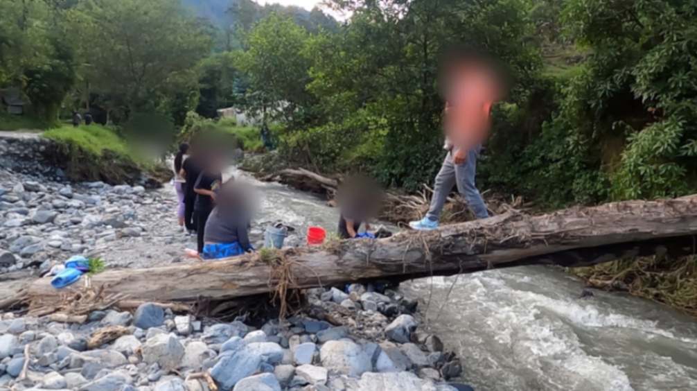 En los últimos días, la ciudadanía acude al lecho del río Zamora a lavar ropa, bañarse y cocer alimentos.