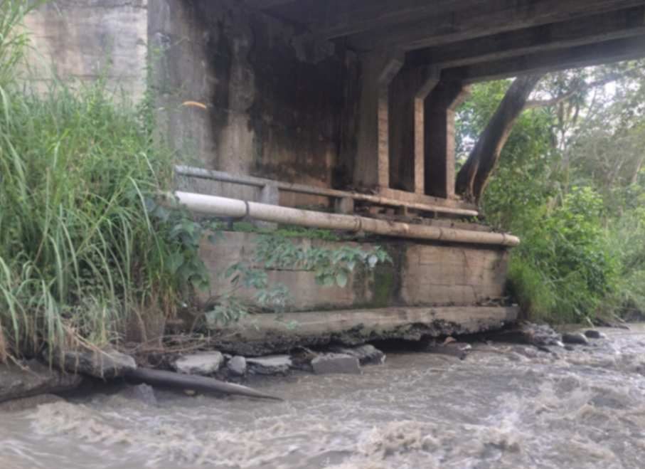 Por el puente sobre el río Malacatos, de la parroquia de su mismo nombre, circular alrededor de seis mil automotores al día.