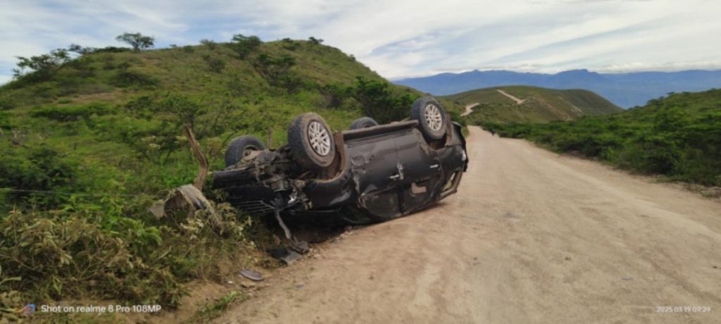 El carro, tras el impacto, quedó con las llantas hacia arriba.