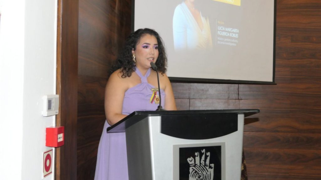 La pianista, escritora, docente y articulista lojana fue homenajeada mediante un acto solemne.