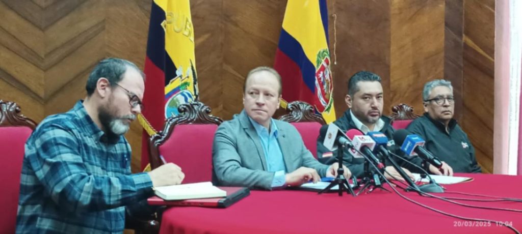 El burgomaestre, junto a directores departamentales, ofreció una rueda de prensa el último jueves, 20 de marzo de 2025.