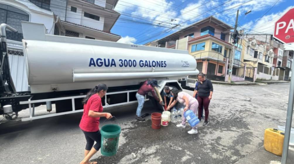 La dotación de agua por medio de tanqueros no convence a la ciudadanía lojana.