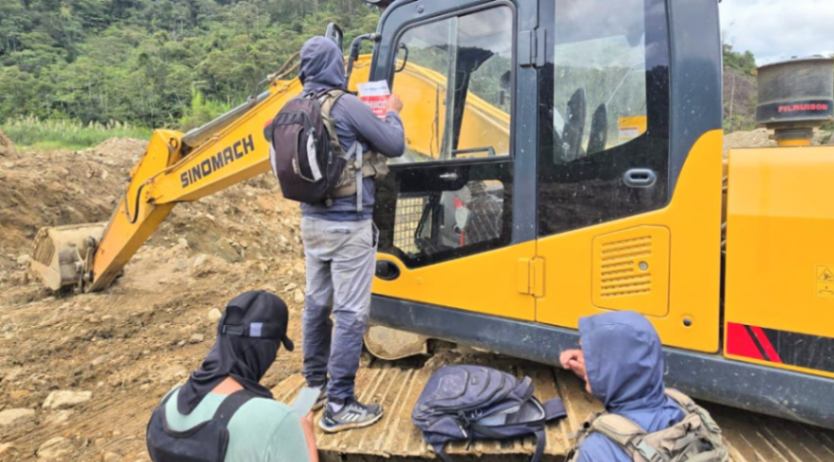 En la maquinaria se colocaron los sellos de paralización de esa actividad ilegal.