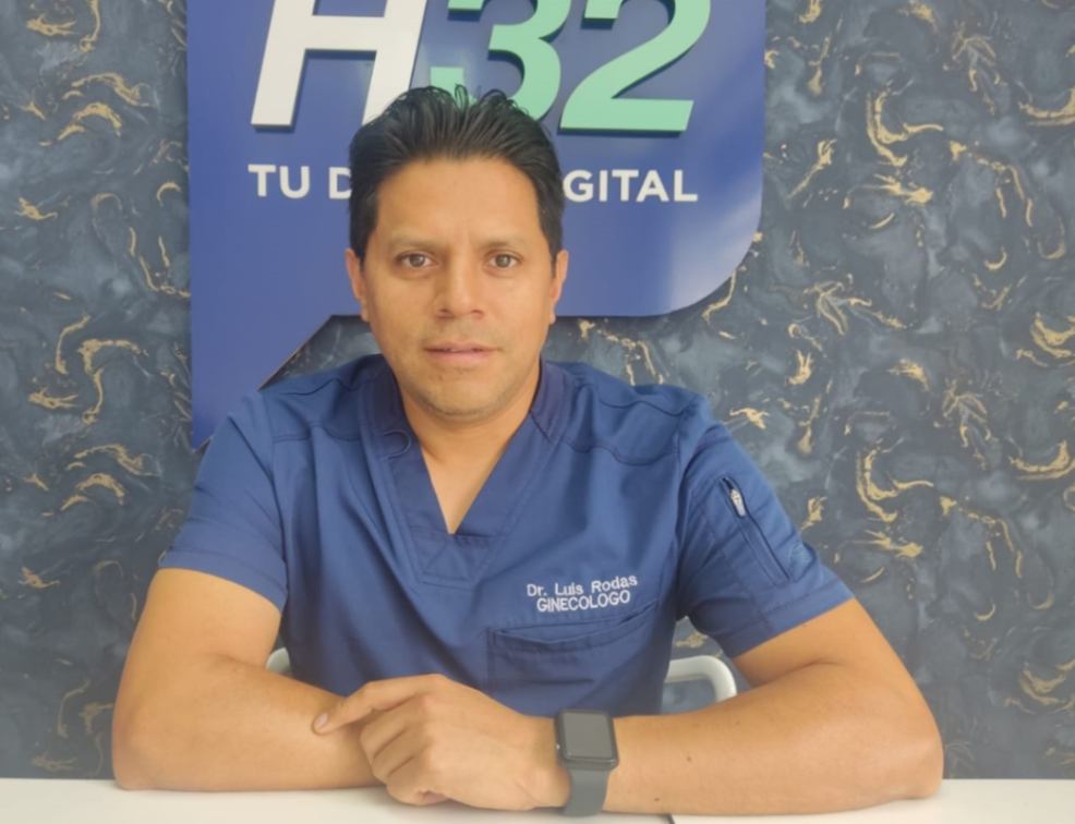 El profesional realizó sus estudios de pregrado y posgrado en la Universidad Central del Ecuador.