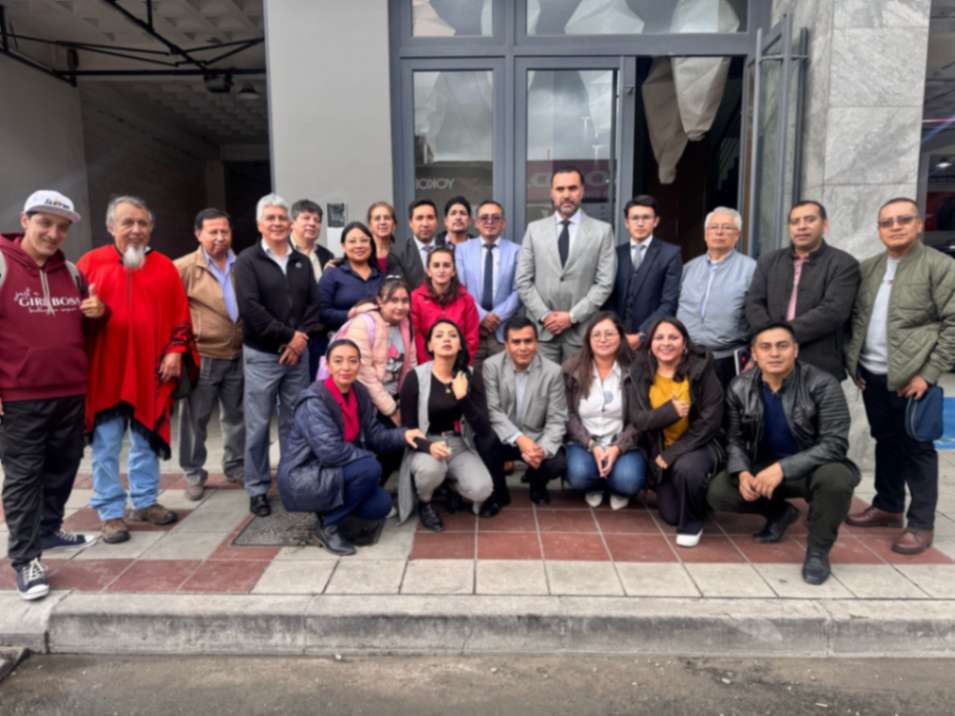 Los abogados defensores y varios periodistas lojanos acompañaron ayer al comunicador social a la Unidad Judicial Penal.