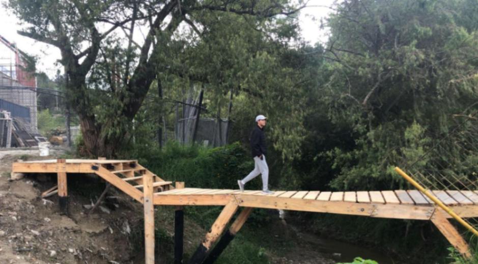 El puente construido sobre la quebrada San Cayetano resultó de una tesis de grado elaborada por estudiantes de Arquitectura.
