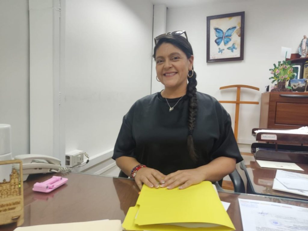 La segunda autoridad del cantón, Diana Guayanay, tiene en su escritorio la documentación que le hizo llegar Secretaría General del Ayuntamiento.