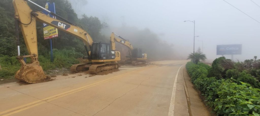 La maquinaria se encuentra paralizada a un lado de la vía principal, otra fue llevada del lugar.