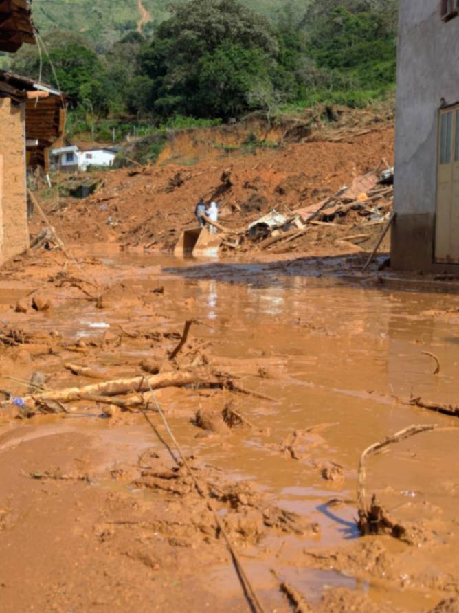 El agua, lodo, palos cubren la parroquia paltense.