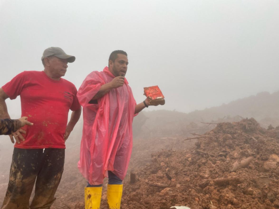 El periodista Jayrón Lima, oriundo de esa parroquia, mientras entrevistaba al alcalde, Darwin Díaz Moreno, encontró entre las ruinas una biblia que resistió a la avalancha.