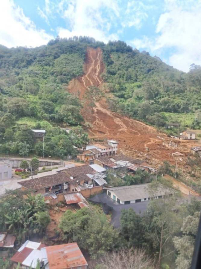 El cerro Guacapamba, en la madrugada del último viernes, 4 de abril de 2025, demostró su poder. Cerca de 12 viviendas quedaron sepultadas.