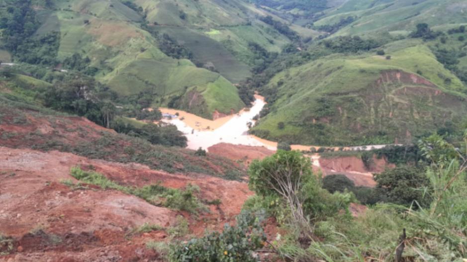 Las fuertes lluvias causaron el represamiento de dos quebradas del cantón lojano.
